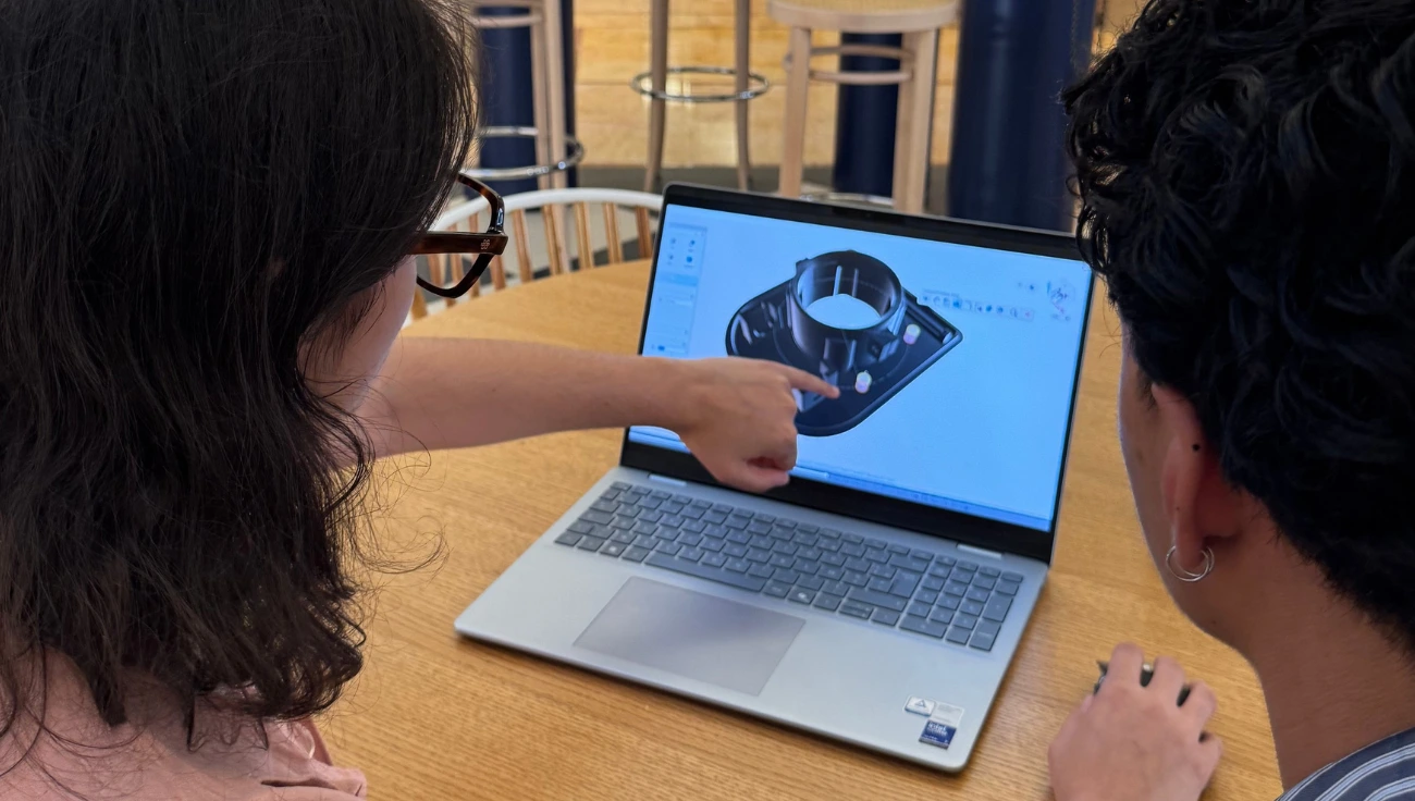 Deux fondateurs travaillent ensemble sur une pièce CAO dans SOLIDWORKS sur un ordinateur portable