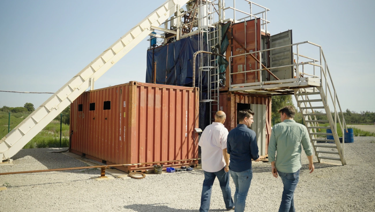 Site industriel équipé : unité de traitement modulaire avec conteneurs et structure d'accès